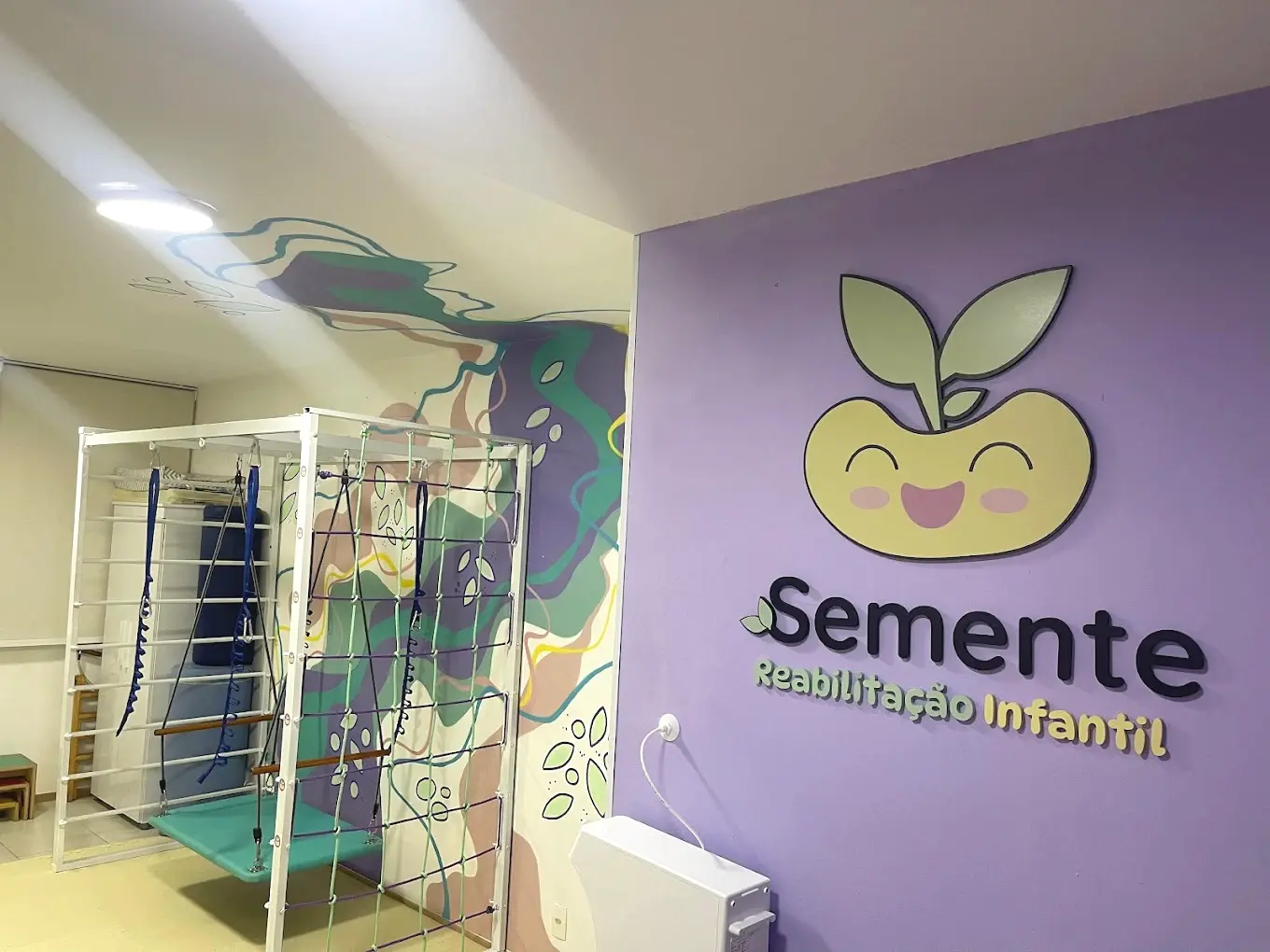 Sala de atendimento da Semente com brinquedos e estrutura para movimento